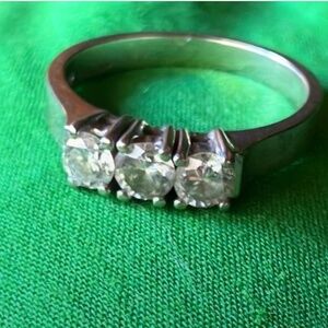 14k white gold three diamond ring